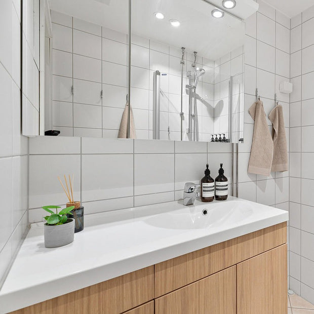 Wall Hung 304 Stainless Steel Bathroom Vanity Shock Resistance Modern Design For Small Bathrooms