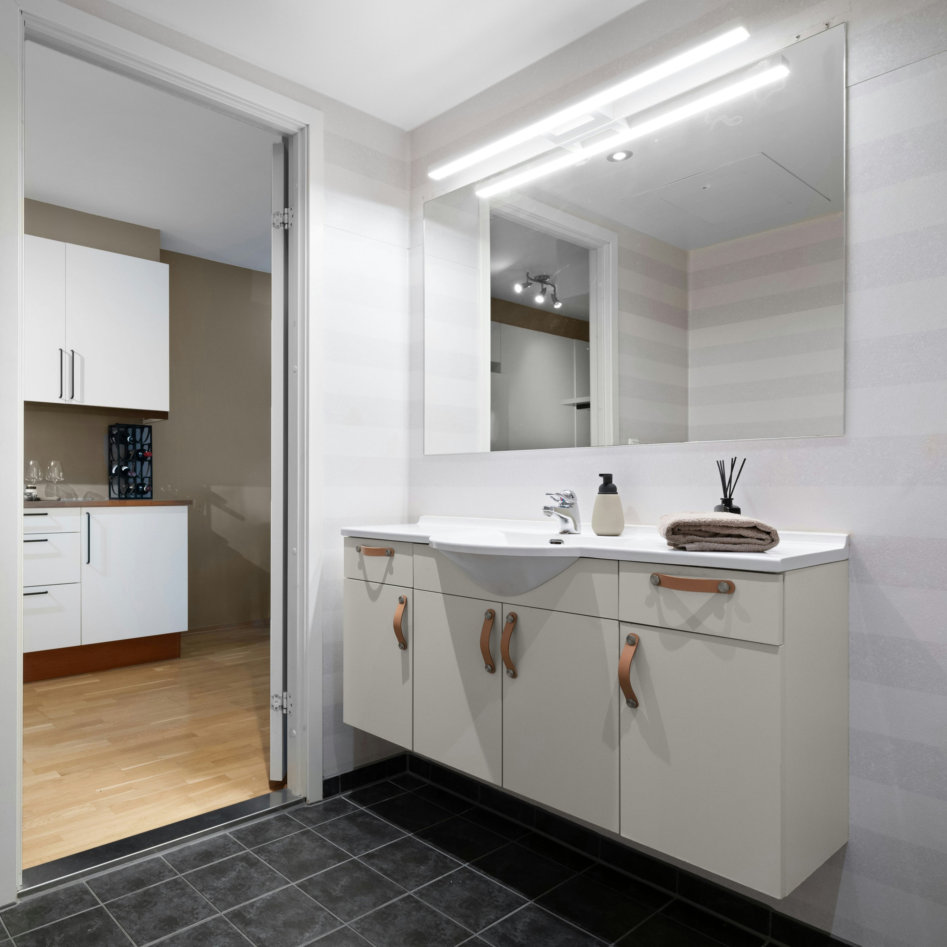Corrosion Preventive Wall Hung SS304 Stainless Steel Bathroom Vanity Cabinet Anti Deformation